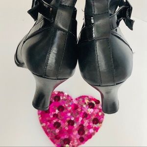 KENNETH COLE REACTION- ankle booties.